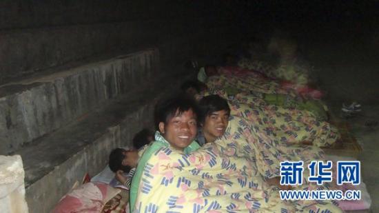3月25日凌晨，云南西双版纳州布朗山中学的学生在操场上就寝。新华社发（潘宗卫 摄）