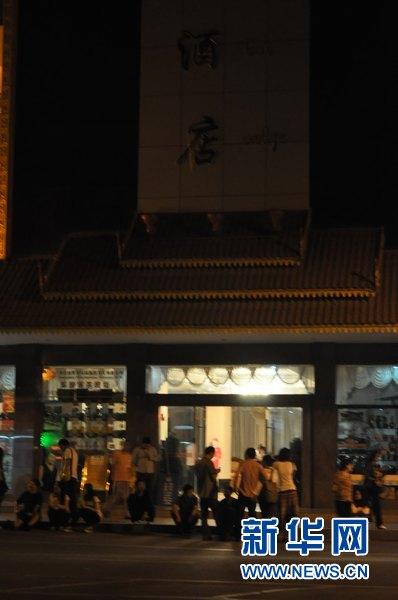 3月25日凌晨，云南景洪市一些住在宾馆的客人纷纷疏散，站在路旁。新华社发（潘宗卫 摄）
