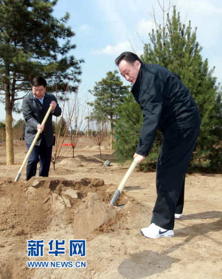 这是吴邦国在植树。新华社记者鞠鹏摄