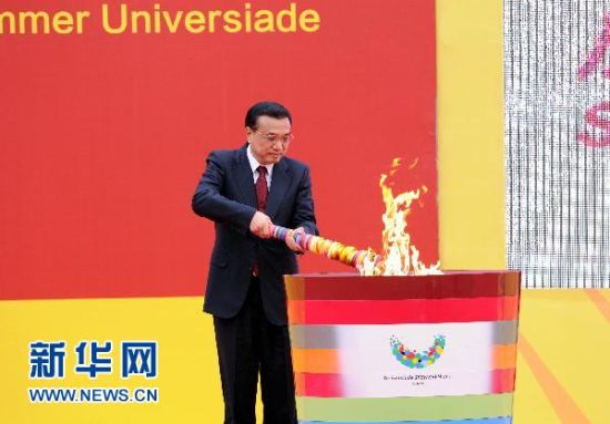 这是中共中央政治局常委、国务院副总理李克强在仪式上点燃主火炬。新华社记者 王晔 摄