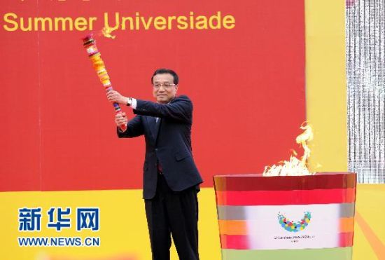 这是中共中央政治局常委、国务院副总理李克强在仪式上点燃主火炬。新华社记者 王晔 摄