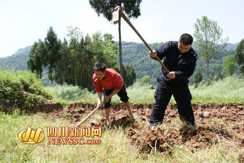 挖地时锄把不能握得太紧