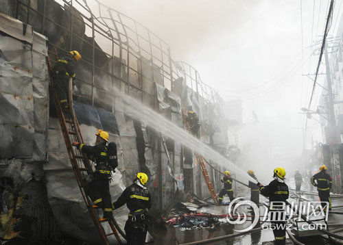 组图:温州鹿城一鞋厂起火 现场浓烟数公里外可
