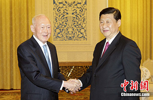 5月23日，中国国家副主席习近平在北京人民大会堂会见新加坡前总理李光耀。中新社发 盛佳鹏 摄