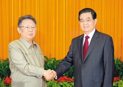 5月25日，中共中央总书记、国家主席胡锦涛在北京人民大会堂同朝鲜劳动党总书记、国防委员会委员长金正日举行会谈。新华社记者 李学仁 摄