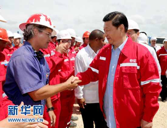 习近平在中石油长城钻探工程公司古巴项目工地与员工亲切握手。新华社记者 马占成 摄 