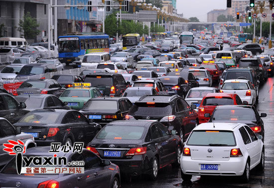 新疆乌鲁木齐6月13日市区多条道路因施工出现