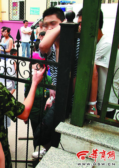 翻墙失手铁栅栏刺进胳膊里(图)