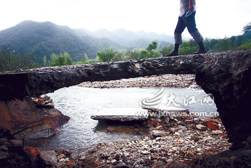 江西德兴市一座400年的明代古桥被洪水冲毁(图