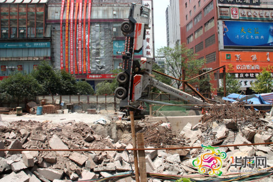 重庆三峡广场一辆吊车发生仰翻 无人伤亡(图)