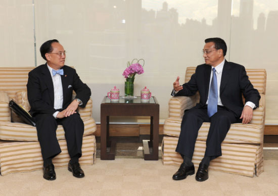 8月16日，中国国务院副总理李克强在香港会见香港特别行政区行政长官曾荫权。 新华社记者马占成摄