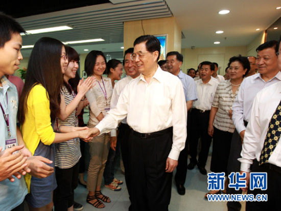 8月11日至15日，中共中央总书记、国家主席、中央军委主席胡锦涛在广东省考察工作。这是胡锦涛在考察深圳华强文化科技集团股份有限公司时，勉励企业为推动社会主义文化大发展大繁荣作贡献。新华社发