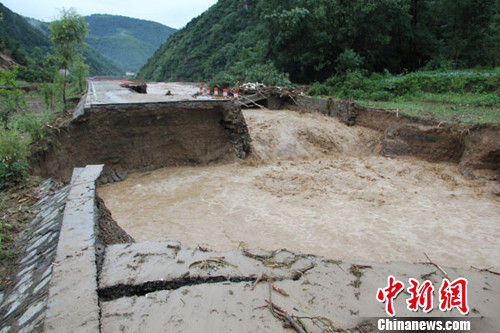 国道316线被洪水冲断。刘宝峰 摄