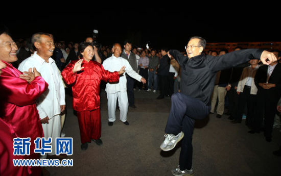 8月26日晚，温家宝在张北县县城看望居民时与正在锻炼身体的老人切磋太极拳。?新华社?姚大伟?摄