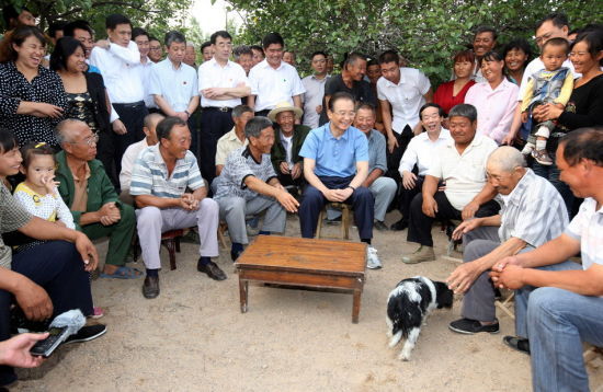 8月26日，温家宝在万全县宣平堡乡霍家房村与村民们座谈。新华社记者 姚大伟 摄