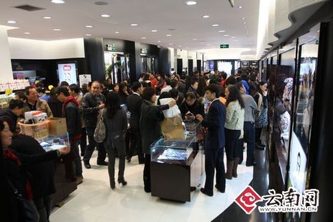 昆明免税店开业首日:人头攒动 奢侈品销售火爆