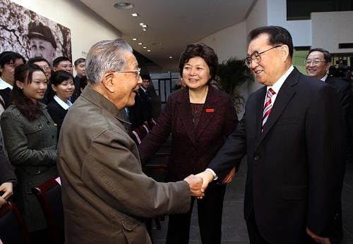 12月11日，钱学森图书馆开馆仪式在上海交通大学举行。中共中央政治局常委李长春出席开馆仪式并参观钱学森事迹展览。这是李长春参观钱学森事迹展览时与上海交通大学师生亲切见面交谈。新华社记者 刘卫兵 摄