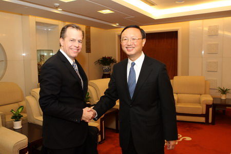杨洁篪会见美国对朝政策特别代表戴维斯