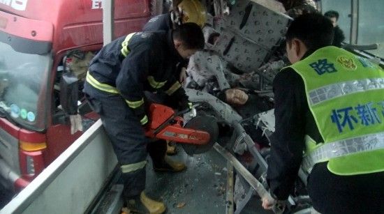 沪昆高速湖南段发生车祸13死41伤(组图)