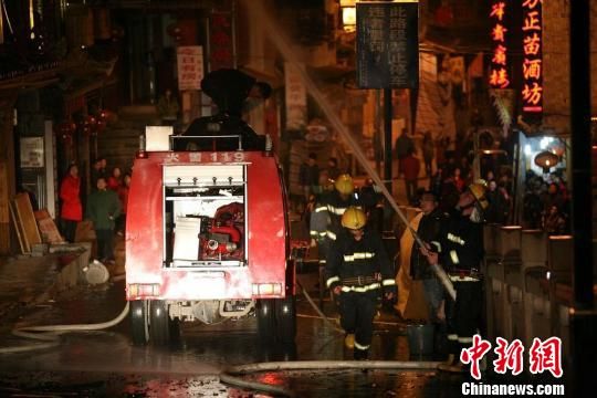 组图:湖南凤凰古城江边家庭宾馆发生火灾