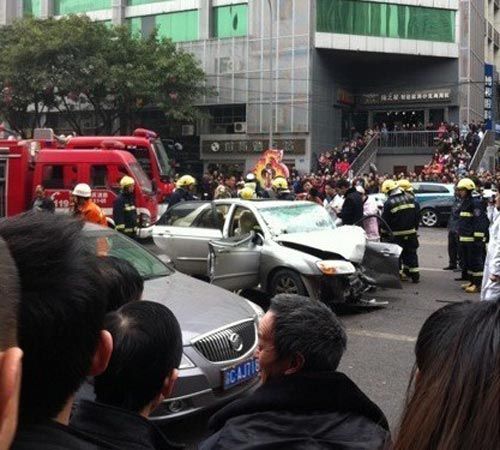 快讯:重庆江北华新街发生一起车祸 交通受阻(图)_新闻