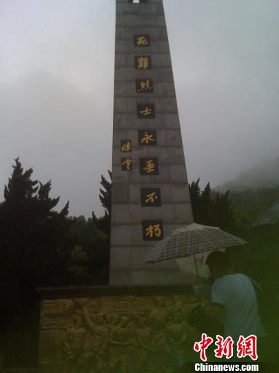 杭州最美司机吴斌下葬烈士陵园(组图)