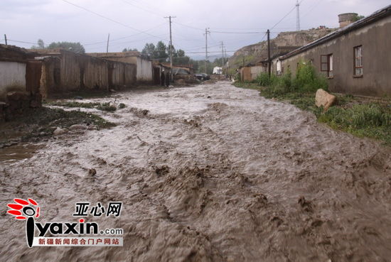新疆阿勒泰暴雨 一个半小时下了一个夏天的雨