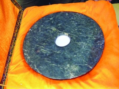 墓葬出土的玉璧。 墓葬出土的玉璧。