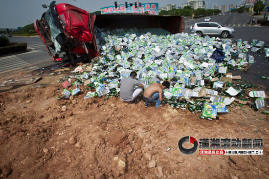 两货车相撞上百箱啤酒滚落在地市民顺手牵羊[图]