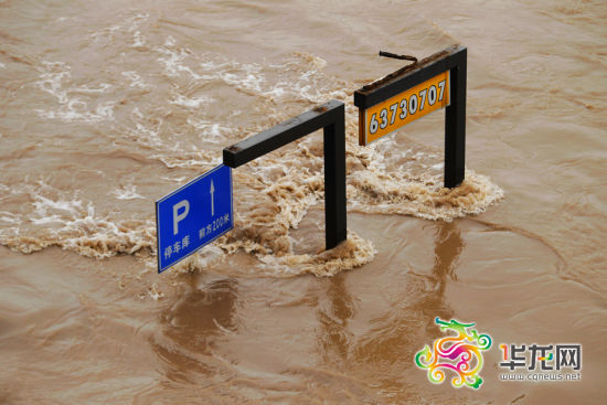 �����Ź㳡ͣ����ָʾ��ֻʣһ��¶��ˮ�档 ���� �޼� ��