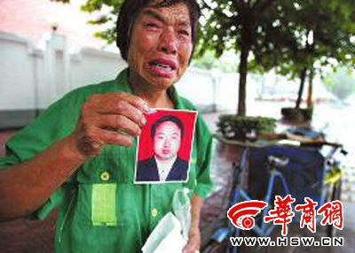 儿子走失了清洁工扫地都在哭图