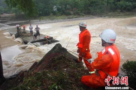 湖北远安2名老人遭洪水围困冲锋舟救人出山(图)