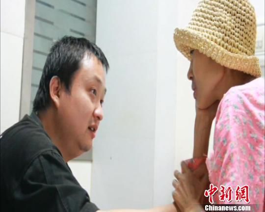 西瓜哥痛失爱妻  平凡爱情 引发市民力挺(图)_