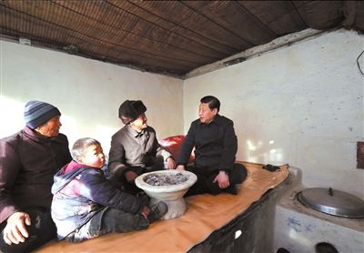 2012年12月29日至30日，习近平在河北省阜平县看望慰问困难群众。新华社发