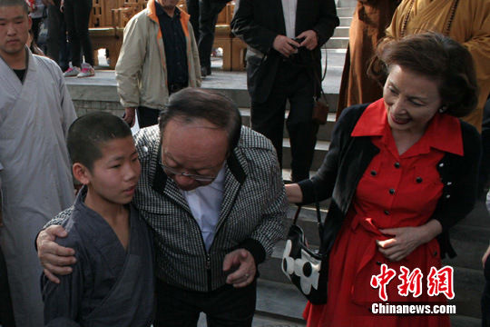 4��13�գ����ϵǷ⣬�����μӻƵ۹����������й����񵳸���ϯ��Т��Я���˲ι���ɽ�����¡�ͼΪ�������ݽ����󣬽�Т�Ϸ򸾹���Сɮ�ˡ��������� ���� ��