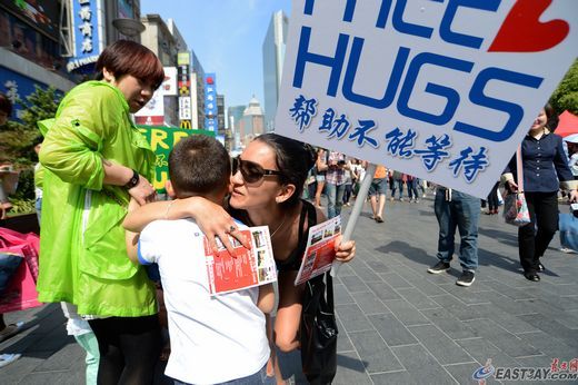 40多名外国人手举中文标语牌走上街头