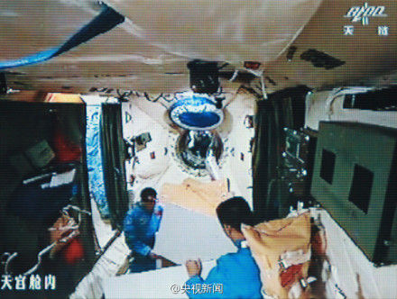 神十航天员更换天宫一号内装饰材料(图)|航天员