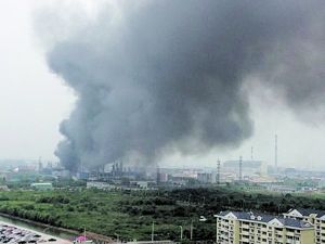 上海一家化工厂发生爆燃 50余辆消防车扑救(图