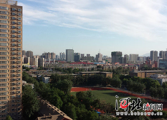 庄里昨夜一场雨 洗出今日湛蓝天(图)