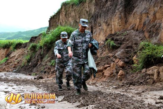 广元军分区民兵突击队徒步10公里挺进震中拉路村抢通道路图