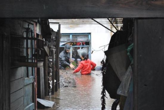 7��28�գ����ɹ����������ױ��������г���ǿ���꣬������ˮ���ǣ���Ƭ���������͡����������ٱ���������Ԯ����һ��Ӫ�ȡ���ɢȺ�ڣ�����15��Сʱ��Ŭ������ת������Ⱥ��320���ˡ��»��緢(�볣�� ��)