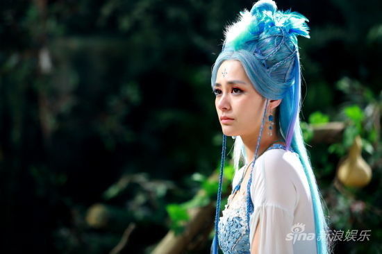 阿娇蓝发低胸扮<em>白狐</em> 遭讽古装<em>美少女</em>战士(图