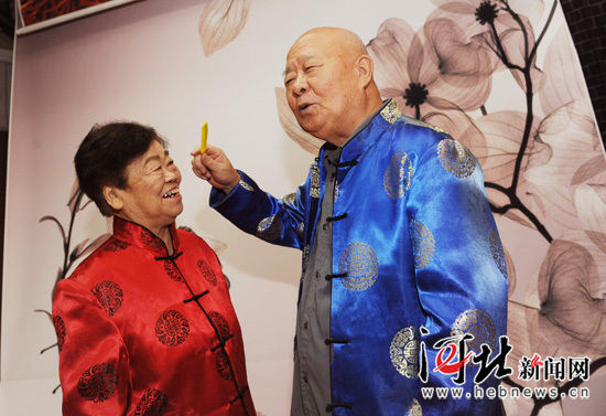 七夕节前夕石家庄一社区为老人拍金婚纪念照(组图)