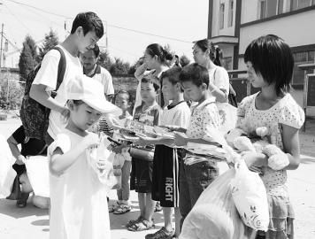 《我们永远在一起》全体小演员给留守儿童捐赠