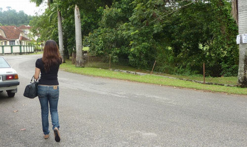 路遇露下体变态色魔 大马华裔女生机智应对(图