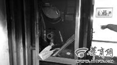 高楼凌晨失火 楼道消防栓不出水(图)