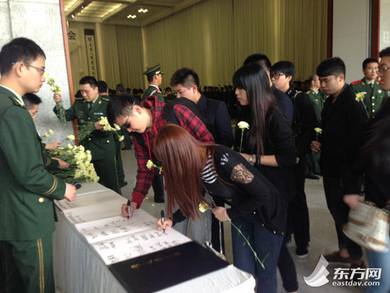 上海两名90后殉职消防员追悼会今天举行图