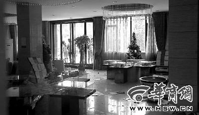 眼看大楼盖起来了 工程停建 售楼部关了门(图)