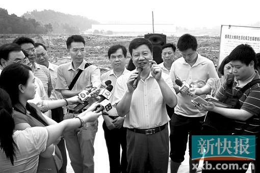■昨日,市长陈建华做起“导游”,在火烧岗垃圾填埋场现场介绍垃圾填埋情况。新快报记者 宁彪/摄 ■昨日,市长陈建华做起“导游”,在火烧岗垃圾填埋场现场介绍垃圾填埋情况。新快报记者 宁彪/摄