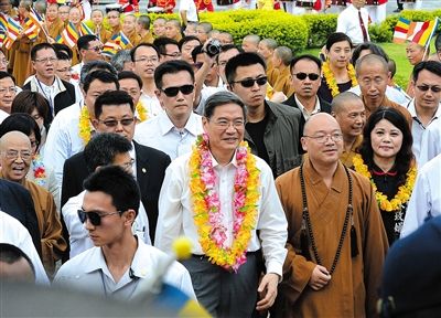 昨日下午，国台办主任张志军到台湾高雄市佛光山参访，僧侣信众一起迎接。 新华社发